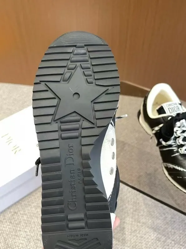 👟👟Ex-factory price 620👟👟 Dior sketch Dior spring and summer catwalk style graffiti sketch moral training shoes Forrest shoes. Original development. The most photographed item in the 25ss spring and summer show. This pair of shoes has changed the single design style of Forrest shoes in the previous impression. It retains the original shape. The details are very in line with the current fashion trend, but it also incorporates the manager's new understanding and retro feelings for Forrest shoes. The overall feeling is brand new. The material is a bit matte leather, full of retro style. It looks very high-end. The feeling on the foot is very convex. The upper foot is really good-looking and versatile. It can be worn with any style of clothes, pants and skirts. It looks good on anyone. Original combination outsole Size: 35-45